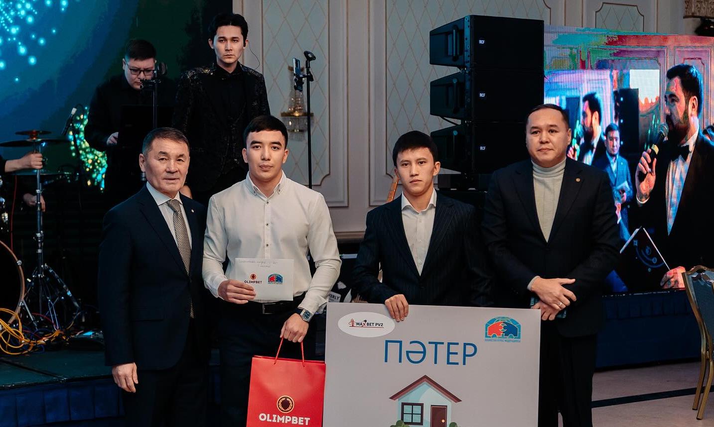 Ресейлік жезөкшелер қалай жұмыс істейді (бейне) Жігітті порно видеоға байлаған