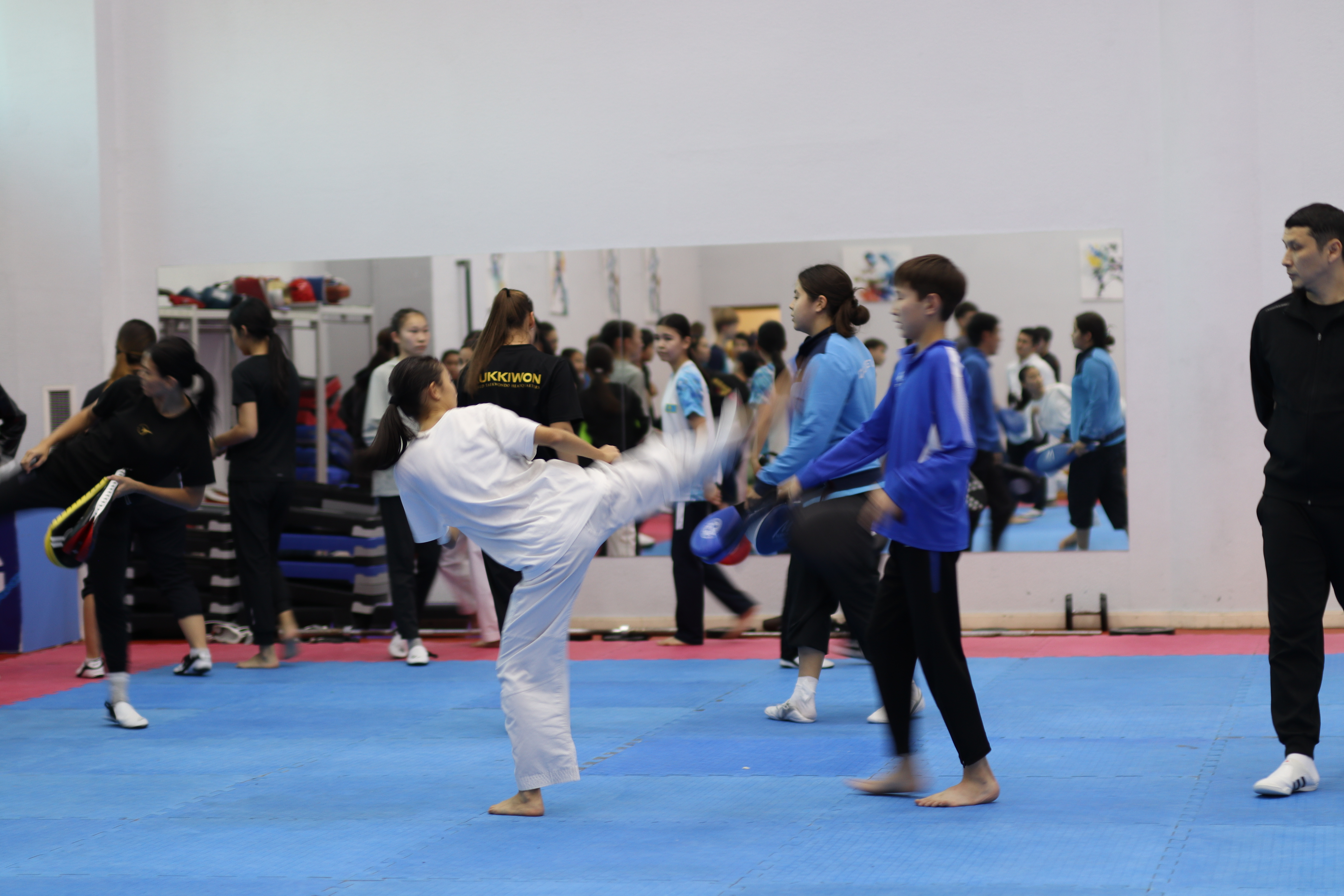 Әйелі күйеуіне достарының көзінше кискасын жалауға рұқсат береді