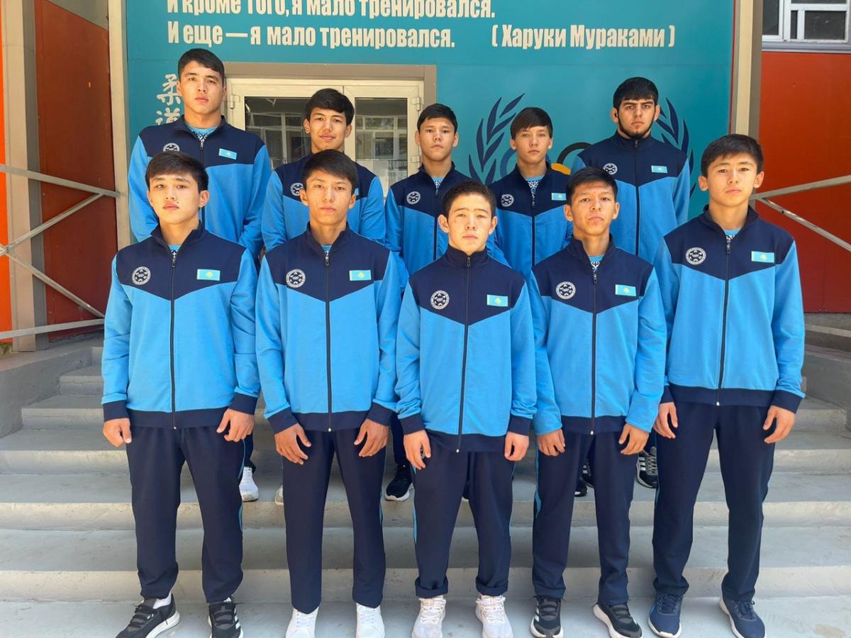 Еркін күрестен U17 юниорлар құрамасы спорттық киіммен жабдықтылды