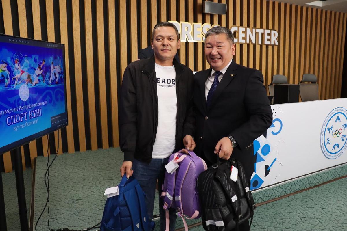 Күрестен олимпиадалық даярлау орталығының командасы жаңа оқу жылының алдында 11 мектеп рюкзактарын дайындады.